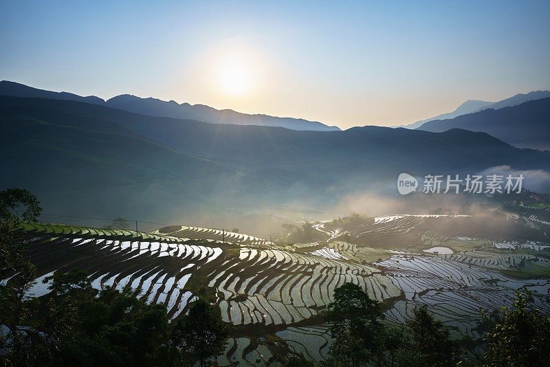 越南老蔡省Y Ty的梯田水季，开始种植水稻之前的时间，背景是云